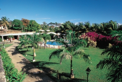 Bungalow-Hotel Sucrerie du compté/ Blick auf die Gartenanlage mit Pool
