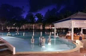 Hotel La Cocoteraie/ Pool und Poolbar am Abend