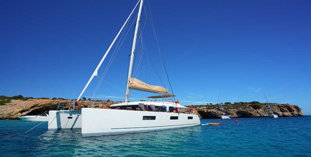 Segelkreuzfahrten auf Katamaranen